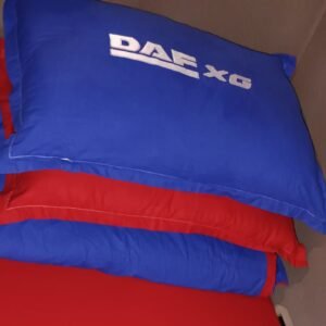 Couvre-lit et taie d'oreiller personnalisés en alcantara bleu et rouge pour camion DAF XG, avec logo brodé en blanc.