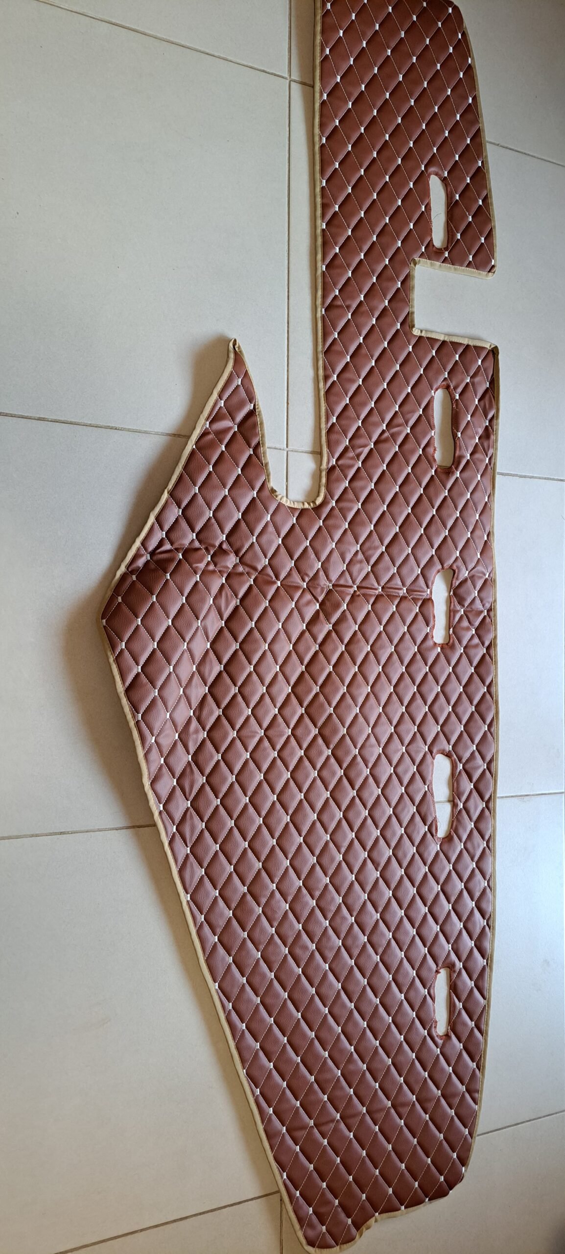 Couvre tableau de bord en similicuir marron pour camion Scania sur mesure