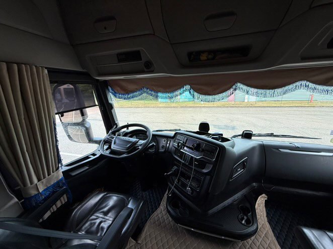 Tapis de sol camion Iveco en similicuir noire et crème et rideaux en alcantara crème sur mesure