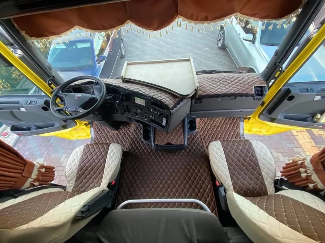 Intérieur complet de camion Scania équipé de tapis de sol capitonnés marron, housses de sièges beige et marron, et rideaux assortis à pompons