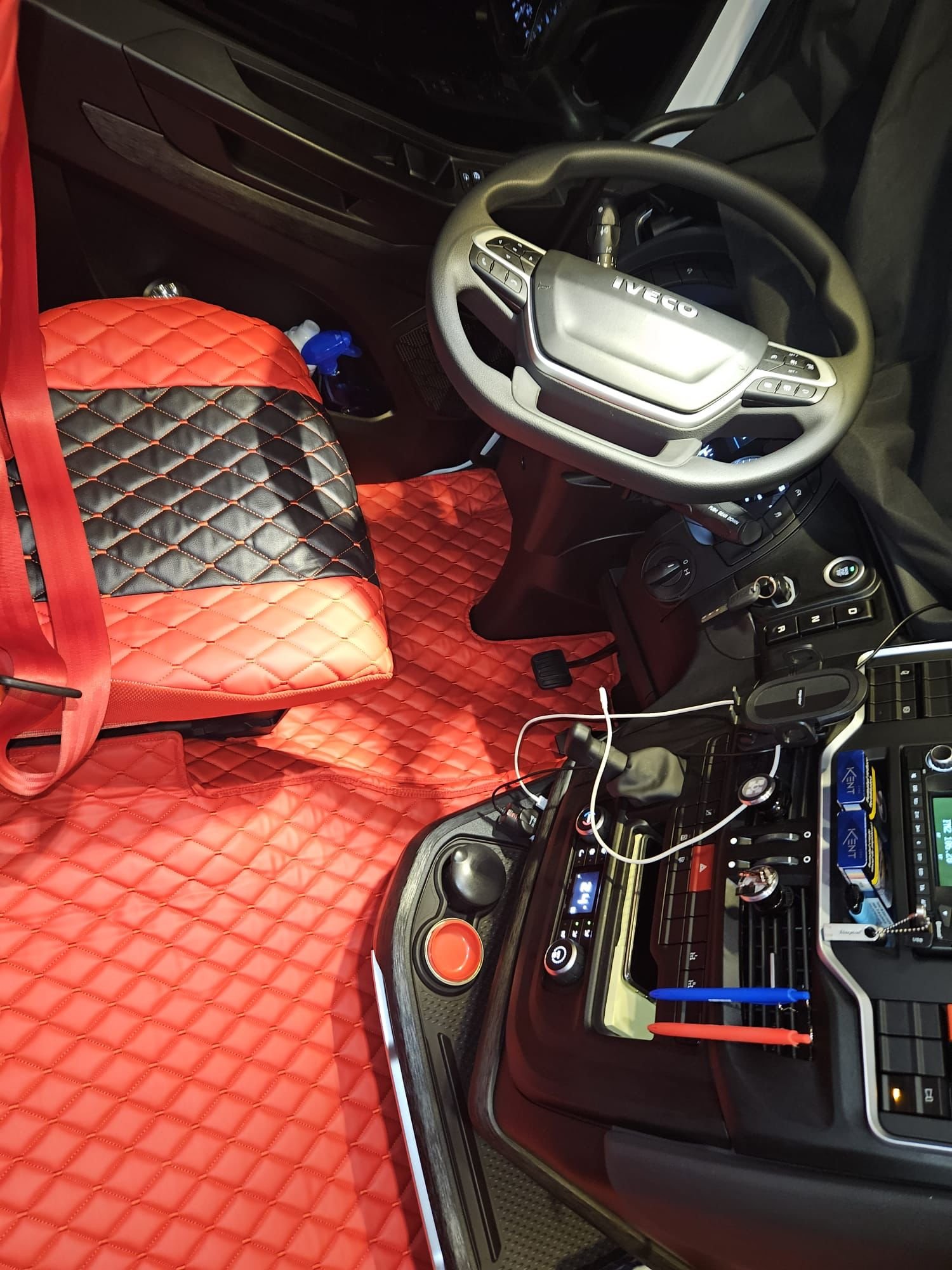 Tapis de sol en similicuir rouge, housses de sieges en similicuir rouge et noire pour camion IVECO sur mesure
