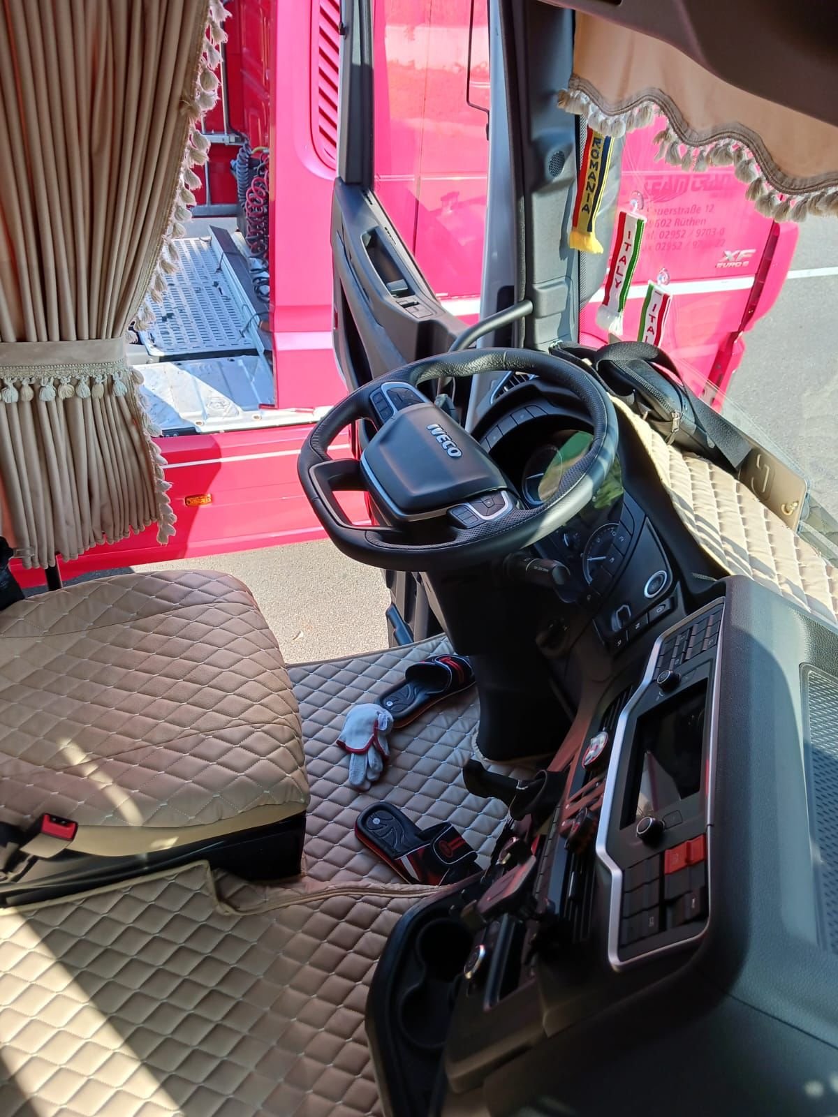 Tapis de sol, rideaux latéraux en Alcantara crème et housses de siégés camion Iveco en similicuir crème sur mesure