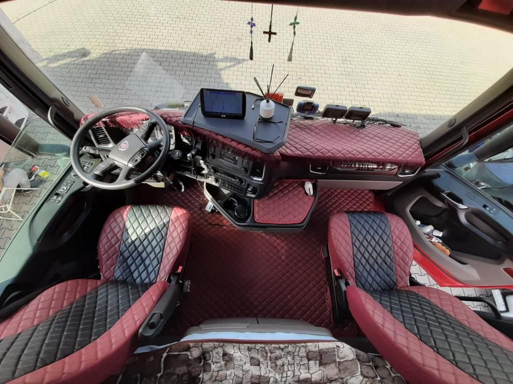 Housses de sièges, tapis de sol, couvre tableau de bord camion SCANIA en similicuir sur mesure couleur bordeaux et noire