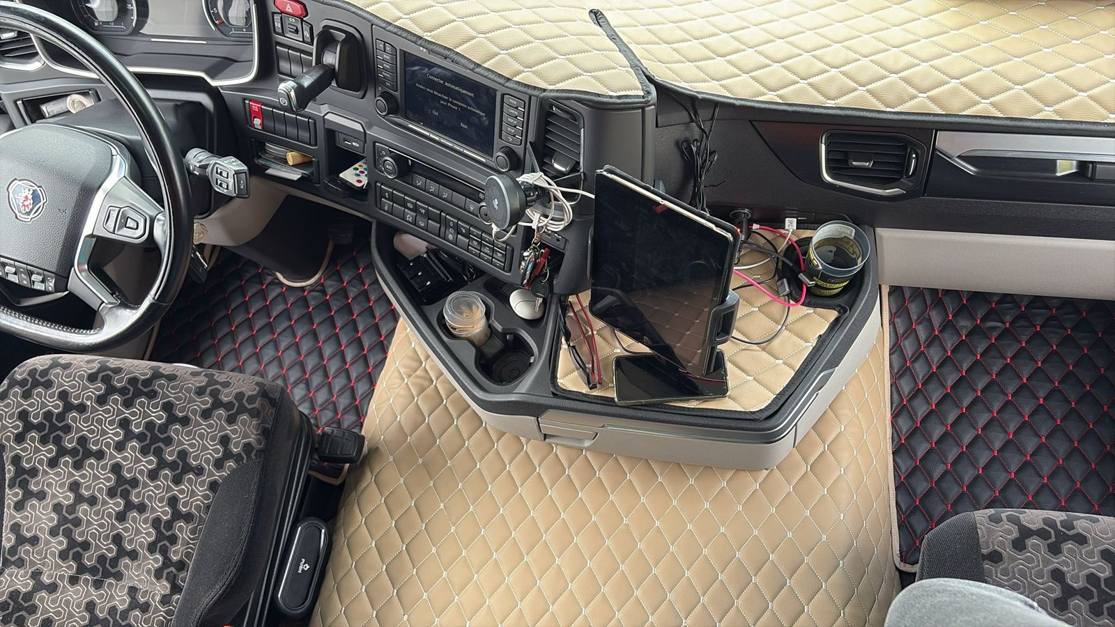 Couvre-tableau de bord capitonné beige avec frange et tapis de sol bicolore beige et noir pour camion Scania Next Gen