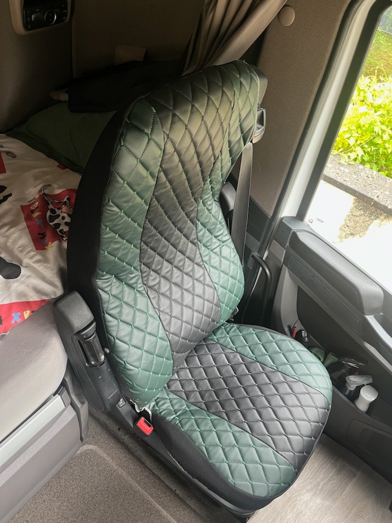 Housses de sièges en similicuir vert et noire pour camion DAF XG XF sur mesure cote conducteur