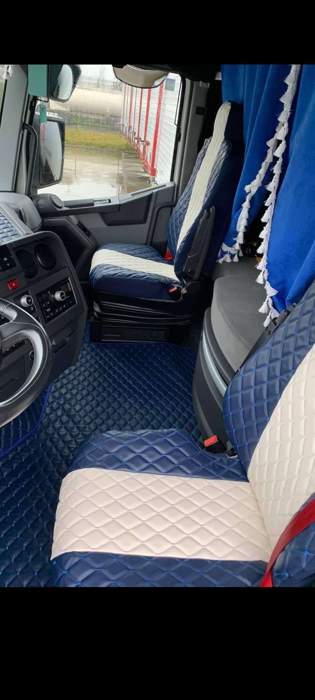 Housses de sièges camion RENAULT T en similicuir sur mesure bleus fonce sur les bords et blanc en milieu