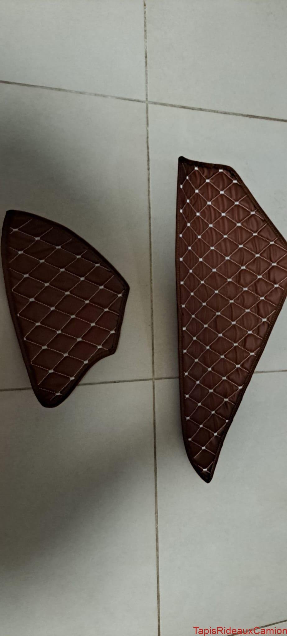 Ensemble complet de tapis de sol sur mesure en similicuir marron avec surpiqûres en losanges blanches pour l'intérieur d'une cabine de camion MERCEDES plancher plat