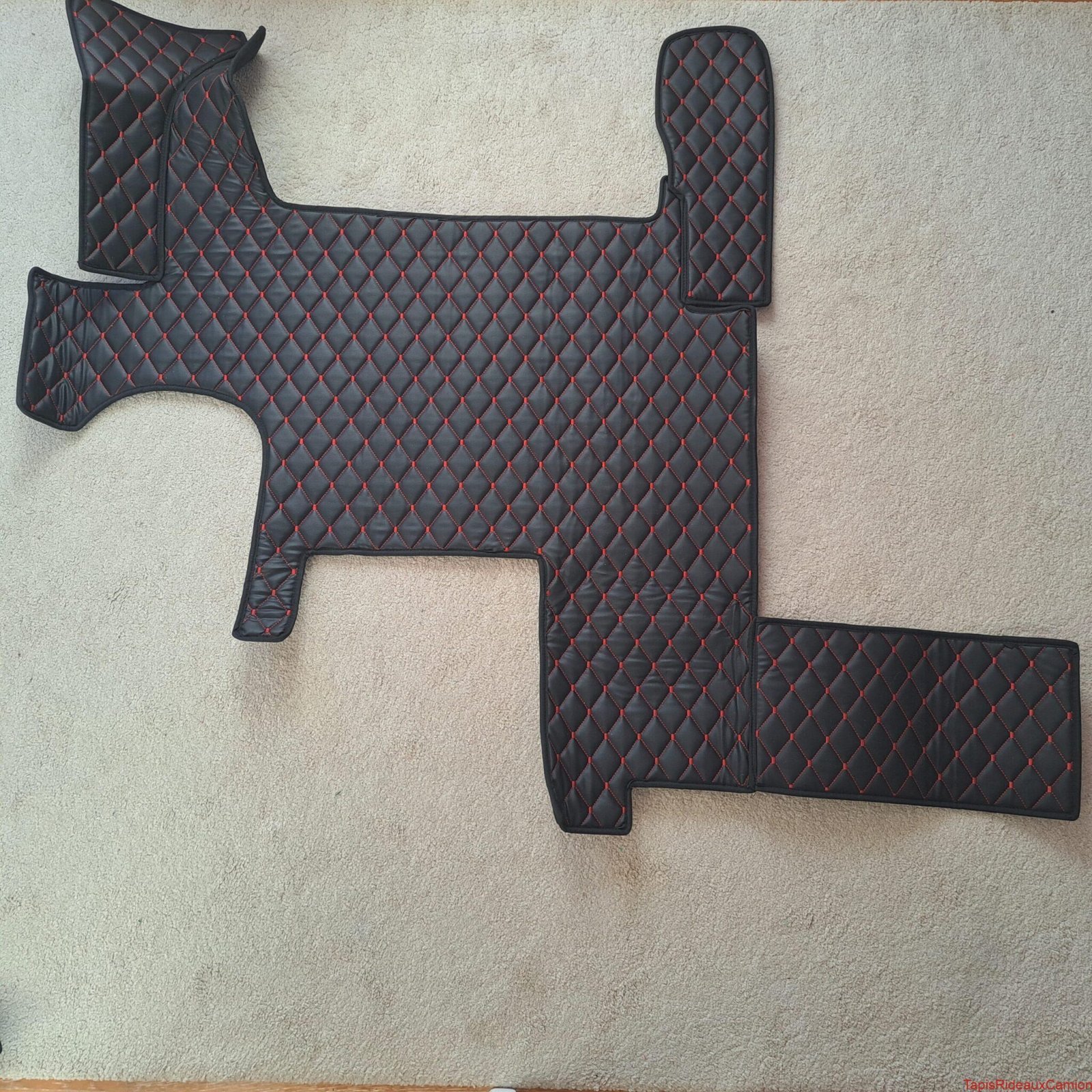 Tapis de sol en similicuir noire avec surpiqures rouges pour camion Man couvre moteur