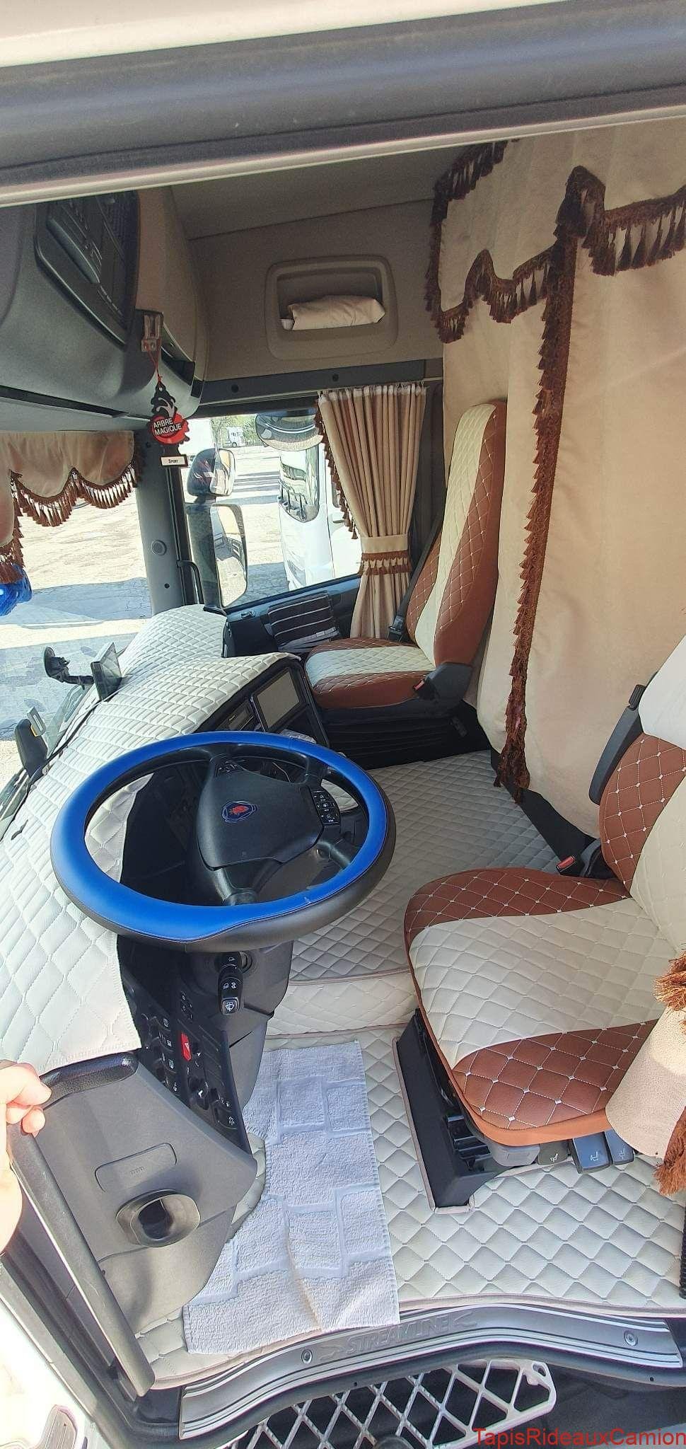 Intérieur de cabine personnalisé pour camion Scania Stream line avec tapis de sol capitonnés crème, couvre tableau de bord assorti, housses de sièges bicolores marron et beige et rideaux en alcantara à pompons marron sur mesure