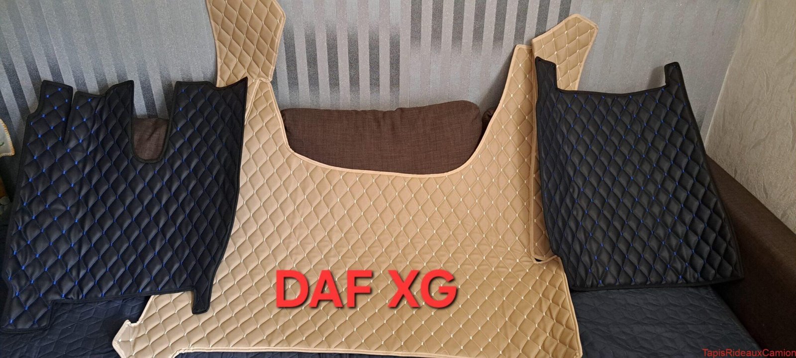 Tapis de sol pour DAF XG en similicuir crème et noire avec des surpiqures bleus sur mesure