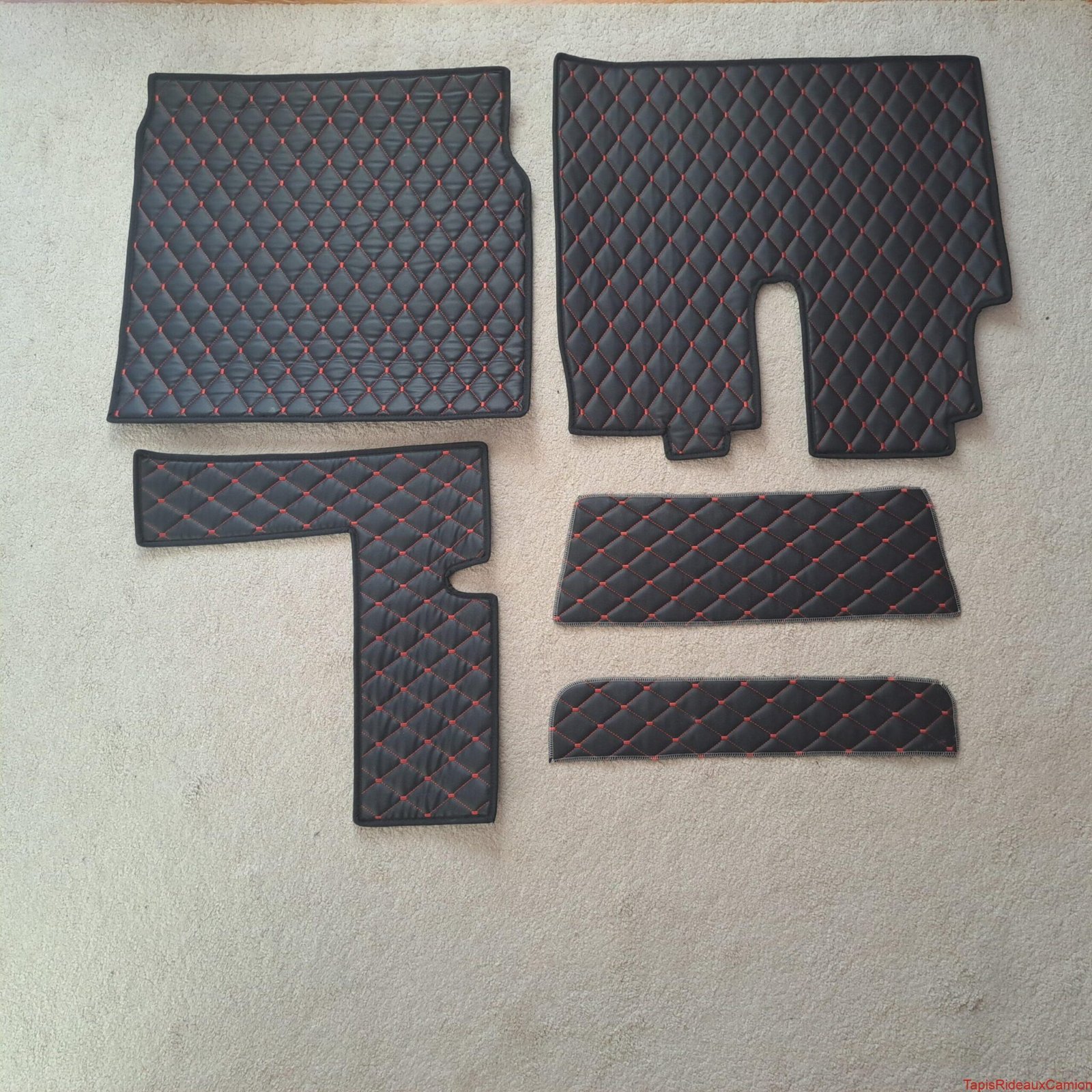 Tapis de sol en similicuir noire avec surpiqures rouges pour camion Man cote conducteur et cote passager