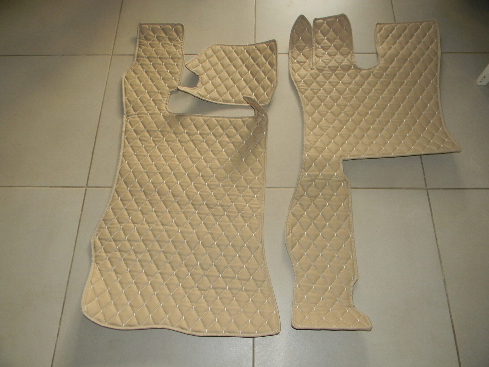 tapis de sol en similicuir creme Scania