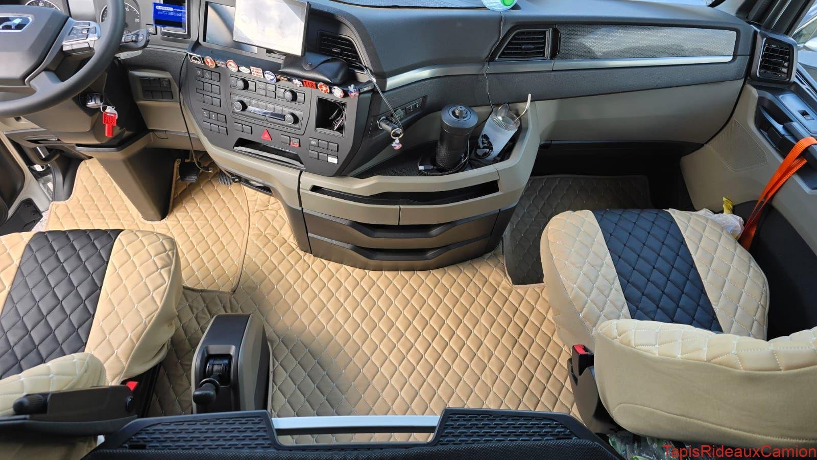 Intérieur crème avec noire Man TGX housses de sièges, tapis de sol en similicuir couleur crème et noire